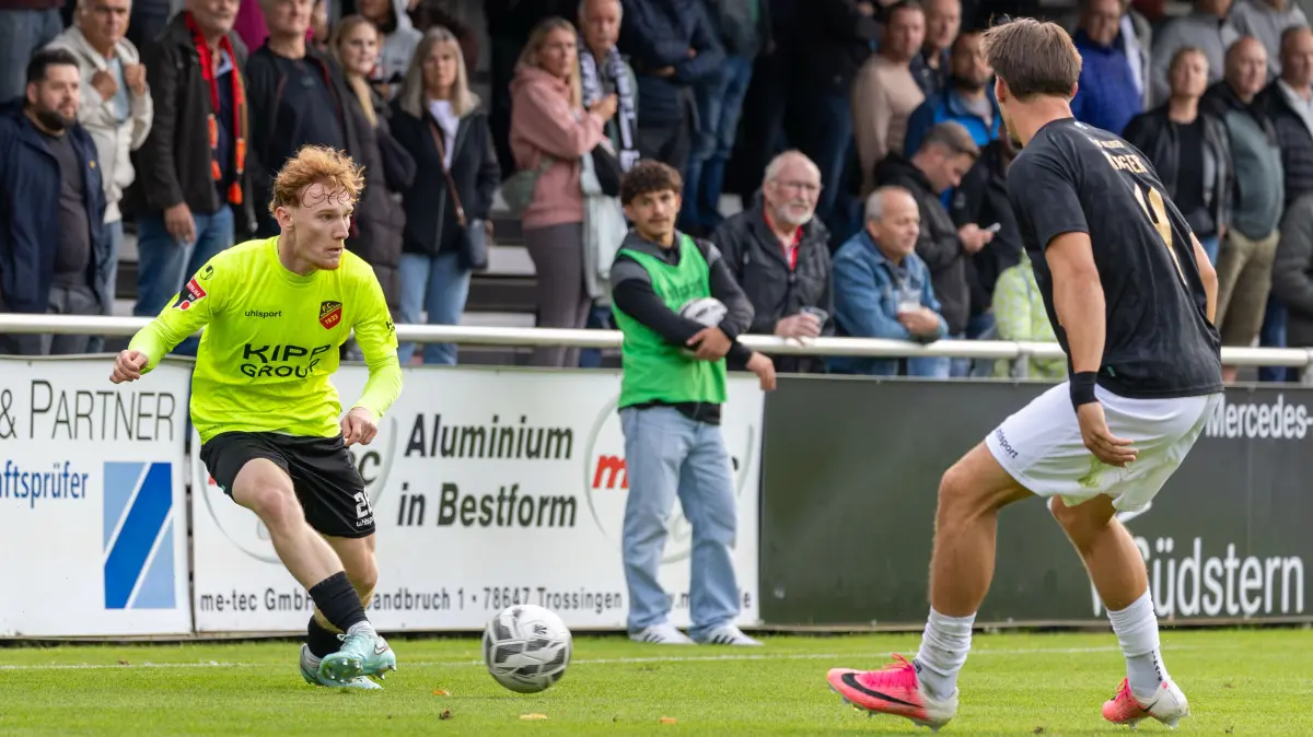 In dieser Szene hat FCH-Spieler Colin Haug (links) keine Probleme, den Ball an seinem Gegenspieler Enrico Krieger (FC 08 Villingen) vorbeizuspielen
