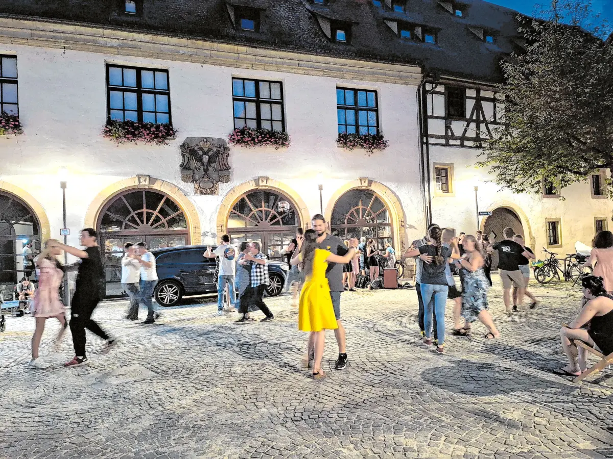 Wie wäre es mit einem Tänzchen im Freien zu Live-Musik?