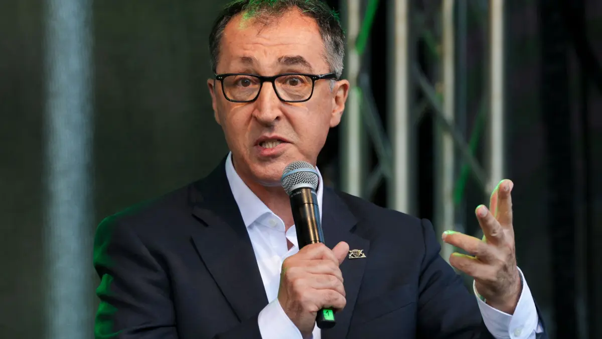 Wahlkampf Sachsen-Anhalt - Die Grünen: ARCHIV - 04.09.2026, Sachsen-Anhalt, Halle (Saale): Cem Özdemir (Bündnis 90/ Die Grünen), Ministerpräsident von Baden-Württemberg, spricht beim Wahlkampfabschluss der Partei auf der Ziegelwiese. (zu dpa: «Özdemir reist nach AfD-Wahlsieg zu Gesprächen nach Berlin») Foto: Jan Woitas/dpa +++ dpa-Bildfunk +++