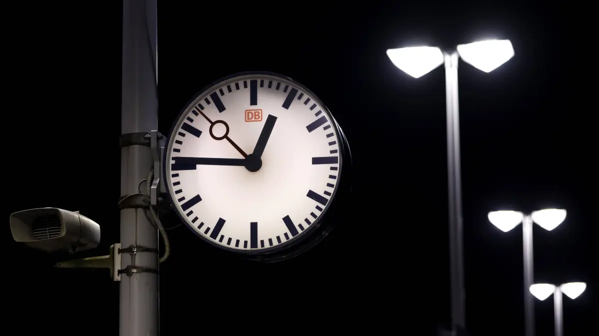 EIne Bahnhofsuhr leuchtet in der Nacht. Wegen massiver Probleme mit dem digitalen Funk hat die Deutsche Bahn den Zugverkehr bundesweit eingestellt. Vorläufig würden alle Züge an Bahnhöfen zurückgehalten. Themenbild, Symbolbild Köln, 24.06.2026 NRW Deutschland *** A station clock glows in the night. Due to major problems with the digital radio system, Deutsche Bahn has suspended train service nationwide. For the time being, all trains are being held at stations. Featured image, stock photo Copyright: xChristophxHardtx
