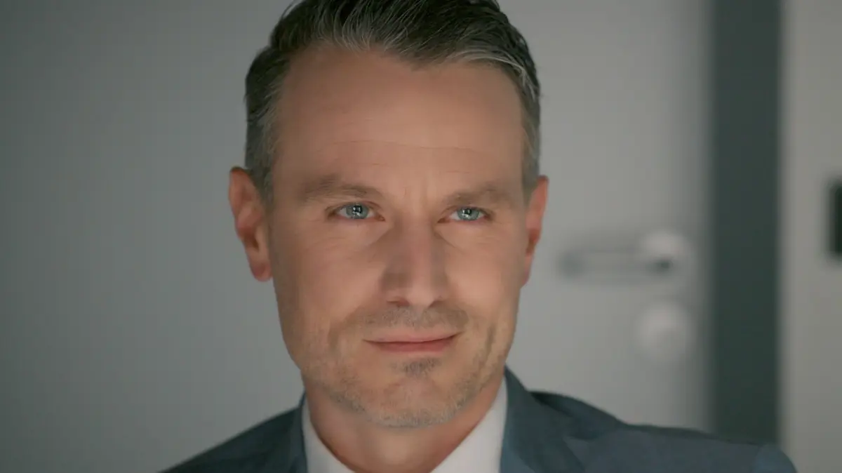 Kilian Reichenbach (Marc Dumitru) hat eine Erklärung für das Video.