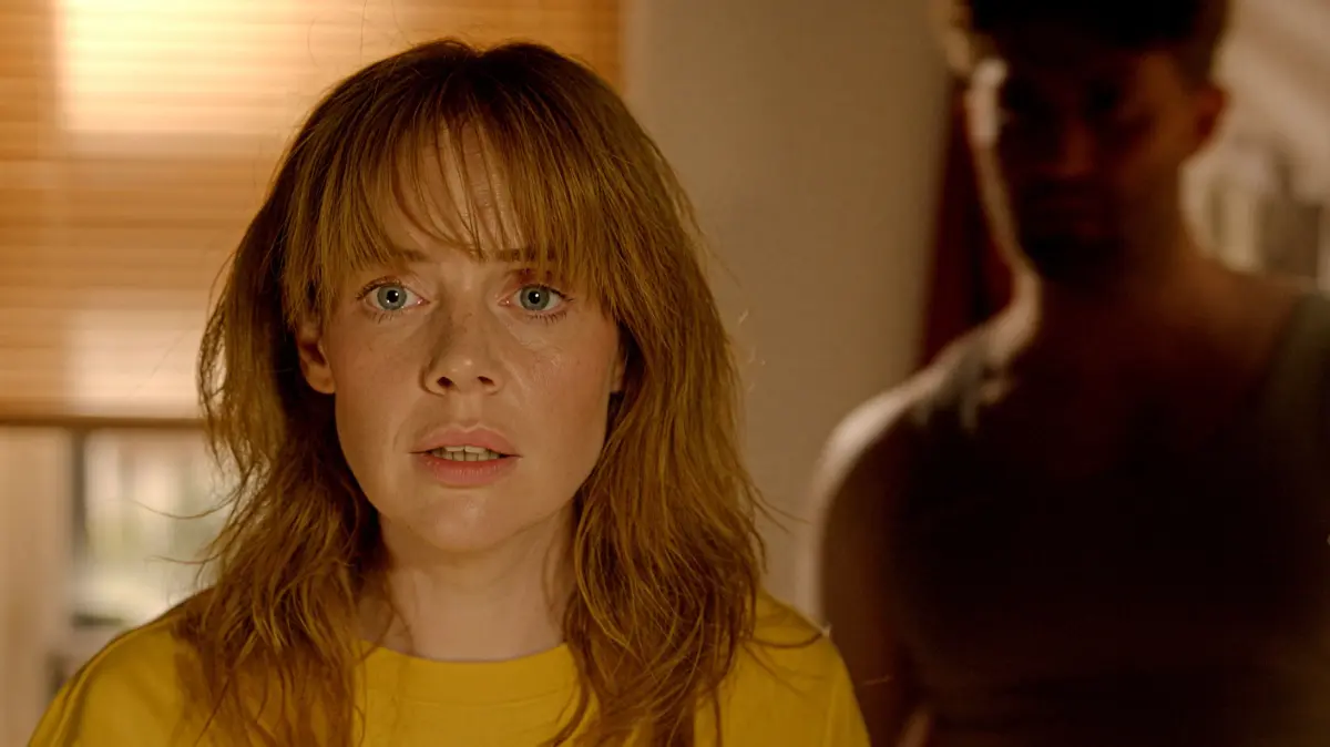 Toni (Olivia Marei) wird beim Date mit Nils (Julian Bloedorn) an ihre Vergangenheit erinnert.