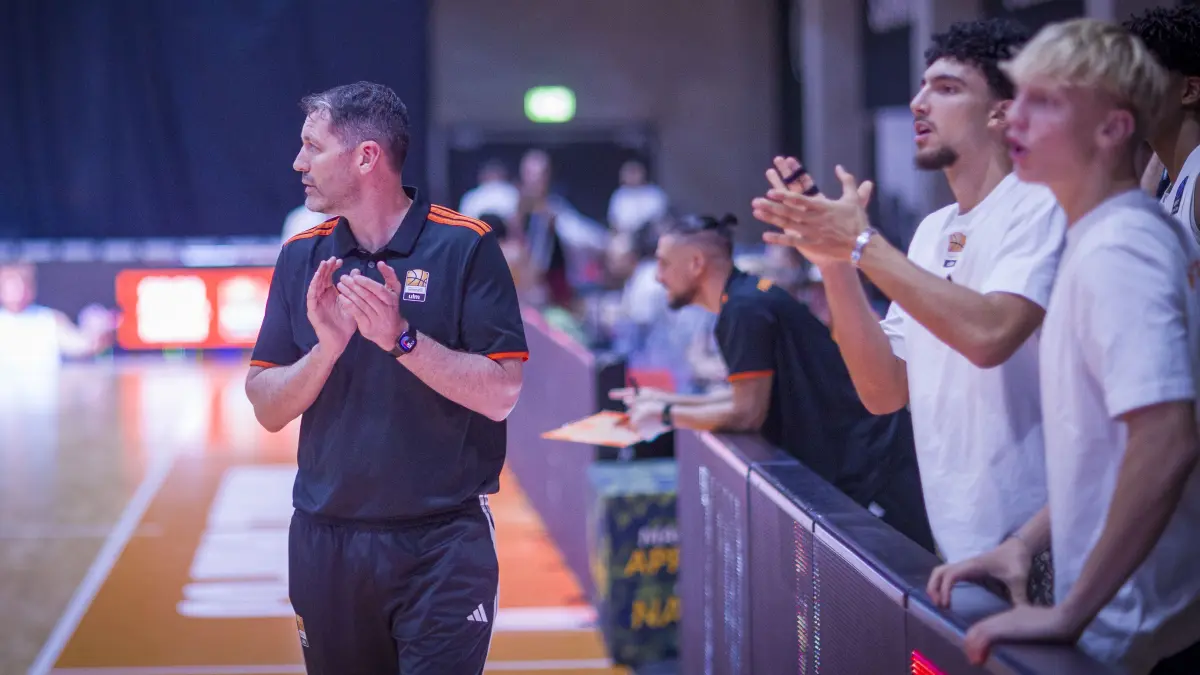 Basketball: Öffentliches Testspiel am Mittwochabend von Ratiopharm Ulm (weiß) am Orange Campus gegen BC Roma (rot)