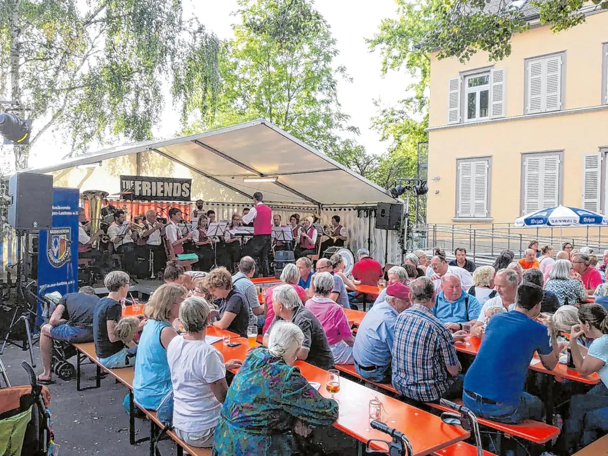 Musikalische und kulinarische Genüsse in geselliger Runde gibt es beim Lustnauer Dorffest.⇥ Archivbild: Veranstalter