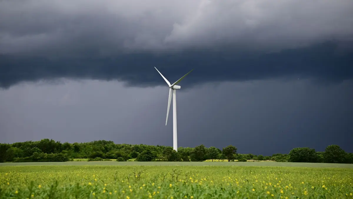 Gewitter: ARCHIV - 04.06.2026, Niedersachsen, Hannover: Eine Gewitterfront mit dunklen Wolken zieht über die Region Hannover hinweg. (zu dpa: «Wechselhaft und windig - So wird das Wetter in Niedersachsen») Foto: Julian Stratenschulte/dpa +++ dpa-Bildfunk +++