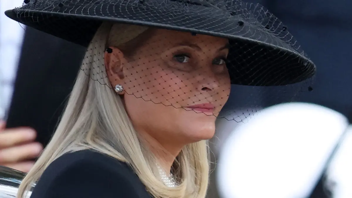 NORWAY-ROYALS-HARALD-FUNERAL: Queen Mette-Marit of Norway arrives for the funeral ceremony of late King Harald V of Norway in front the Cathedral in Oslo on September 9, 2026. (Photo by Odd ANDERSEN / AFP)