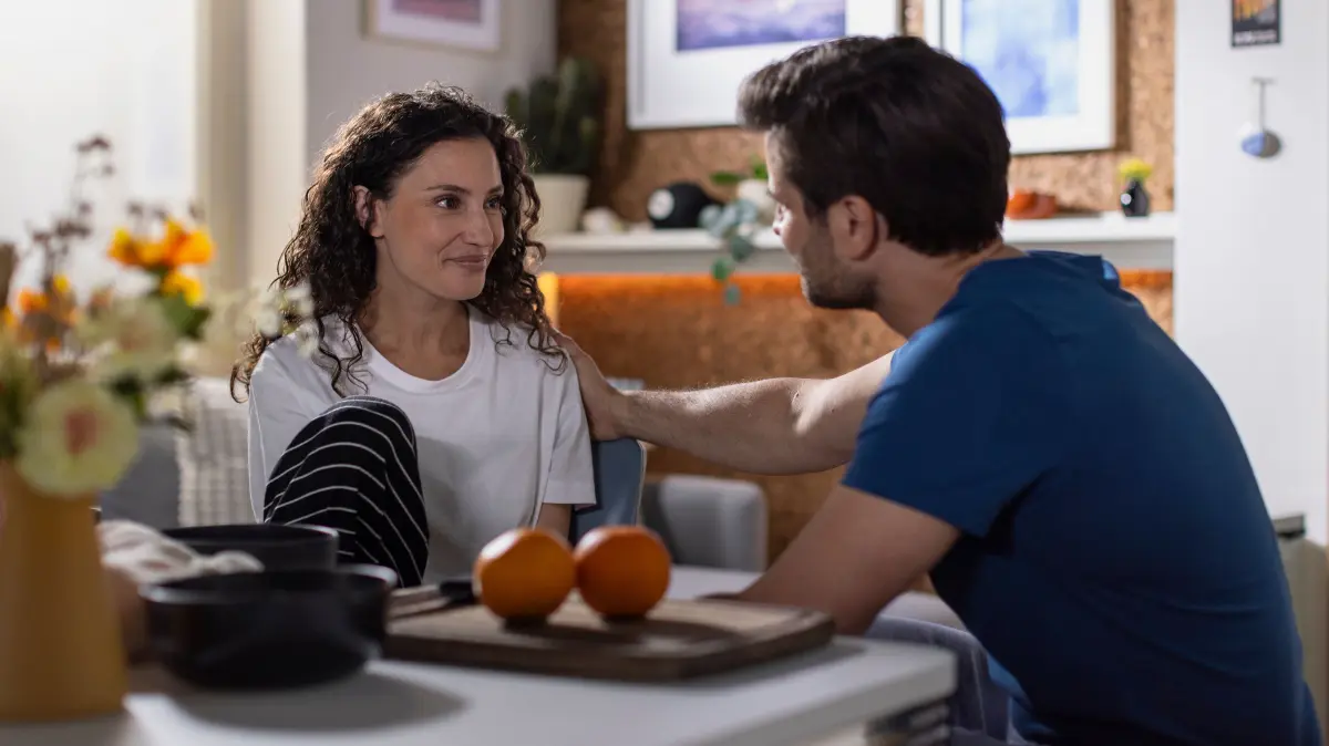 Naomi (Nadine Menz) ist glücklich, als Paco (Milos Vukovic) ihre wiederentdeckte Leidenschaft für ihren Beruf unterstützt.