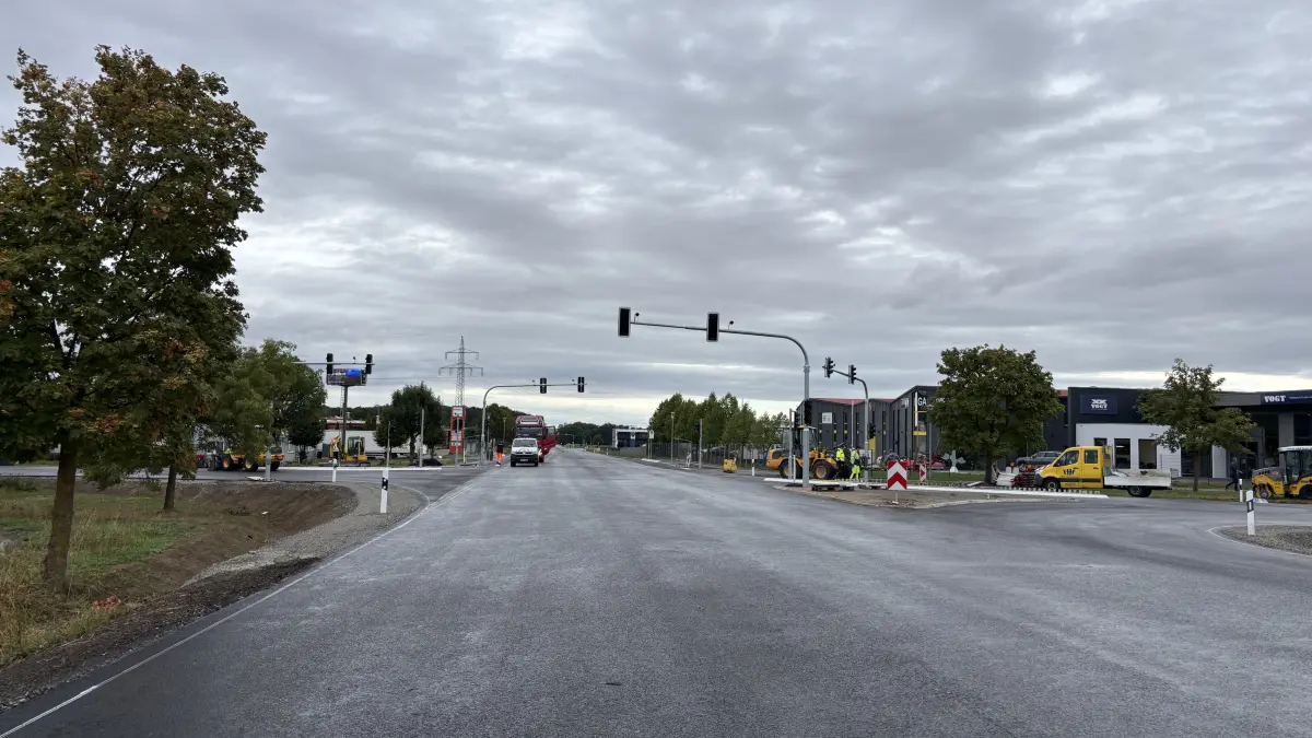 Die Bauarbeiten an der Bundesstraße 19 auf dem letzten Streckenabschnitt zwischen Kreuzung Westumgehung und dem neuen Kreuzungspunkt beim Interkommunalen Gewerbegebiet Übrigshausen neigen sich dem Ende zu. Die Fahrbahnmarkierung fehlt noch.
