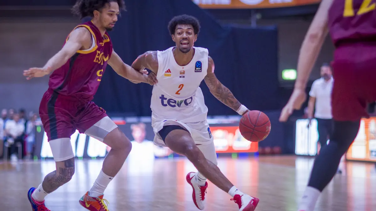 Basketball: Öffentliches Testspiel am Mittwochabend von Ratiopharm Ulm (weiß) am Orange Campus gegen BC Roma (rot)