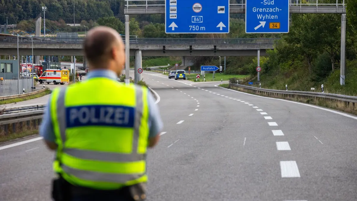 Polizei prüft Auto auf Sprengstoff