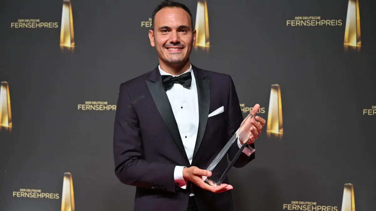 Deutscher Fernsehpreis: 09.09.2026, Nordrhein-Westfalen, Köln: Ibrahim Naber freut sich bei der Verleihung des Deutschen Fernsehpreises im Confex über die Auszeichnung in der Kategorie "Beste Moderation/Einzelleistung Information". Foto: Henning Kaiser/dpa +++ dpa-Bildfunk +++