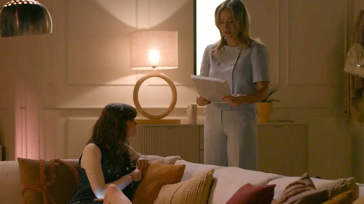 Isabelle (Ania Niedieck, r.) ist überrumpelt, als Sophia (Katharina Kron) ein Praktikum im Zentrum machen will.