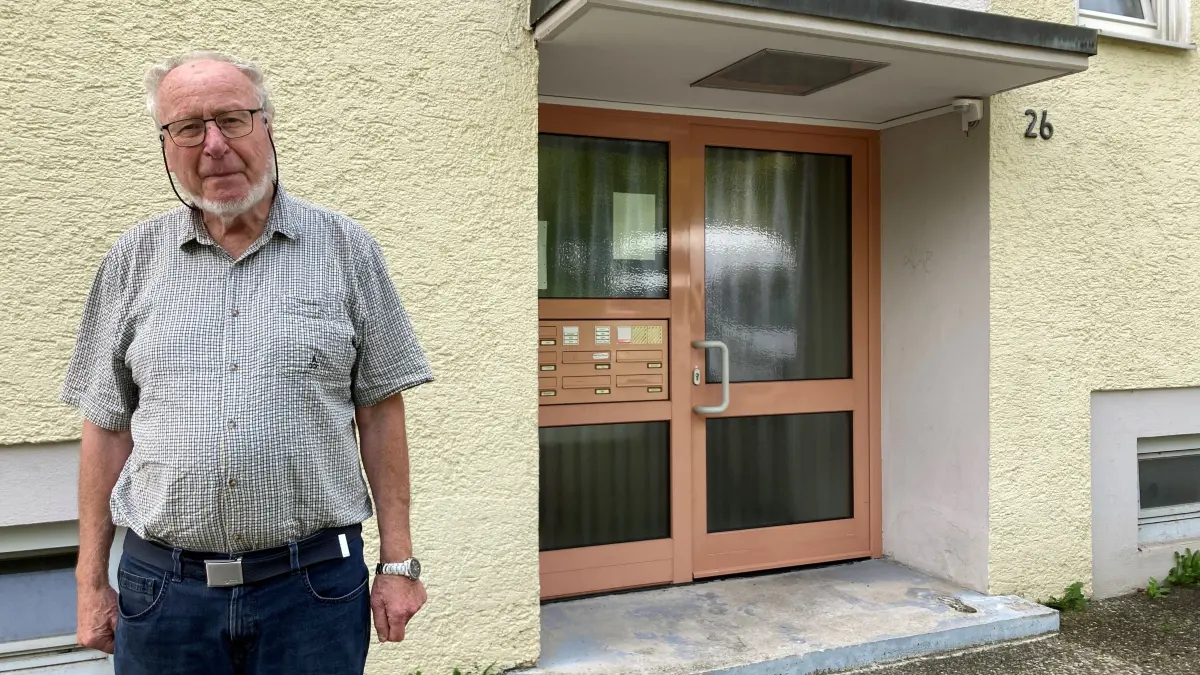 Reinhold Bräth vor dem Mehrparteienhaus am Michelsberg. Die Erhöhung der Grundsteuer ärgert ihn sehr.