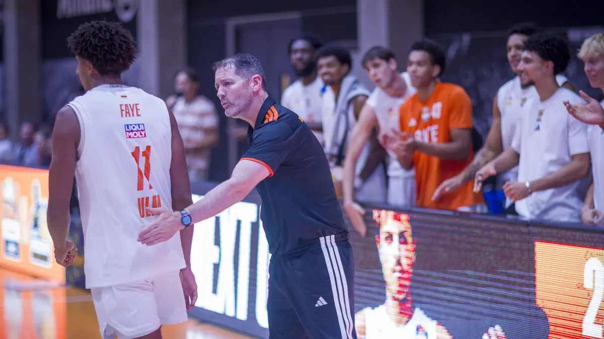 Basketball: Öffentliches Testspiel am Mittwochabend von Ratiopharm Ulm (weiß) am Orange Campus gegen BC Roma (rot)