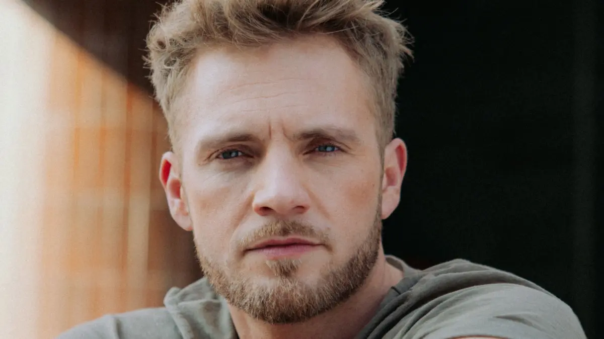 Paul (Niklas Osterloh) muss akzeptieren, dass seine Tochter langsam erwachsen wird.