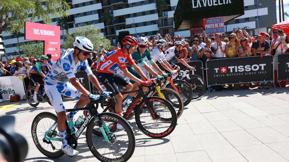 Vuelta a España - 17. Etappe: 09.09.2026, Spanien, Dos Hermanas: Radsport: UCI WorldTour - Vuelta á España, Dos Hermanas - Sevilla (185,00 km), 17. Etappe. Radfahrer beim Start. Foto: Rocío Ruz/EUROPA PRESS/dpa +++ dpa-Bildfunk +++