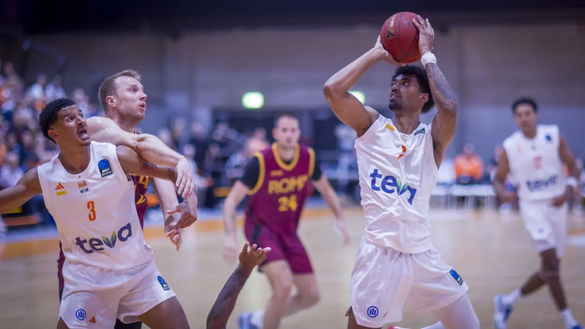 Basketball: Öffentliches Testspiel am Mittwochabend von Ratiopharm Ulm (weiß) am Orange Campus gegen BC Roma (rot)