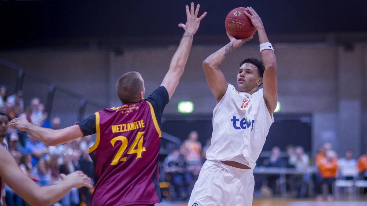 Basketball: Öffentliches Testspiel am Mittwochabend von Ratiopharm Ulm (weiß) am Orange Campus gegen BC Roma (rot)
