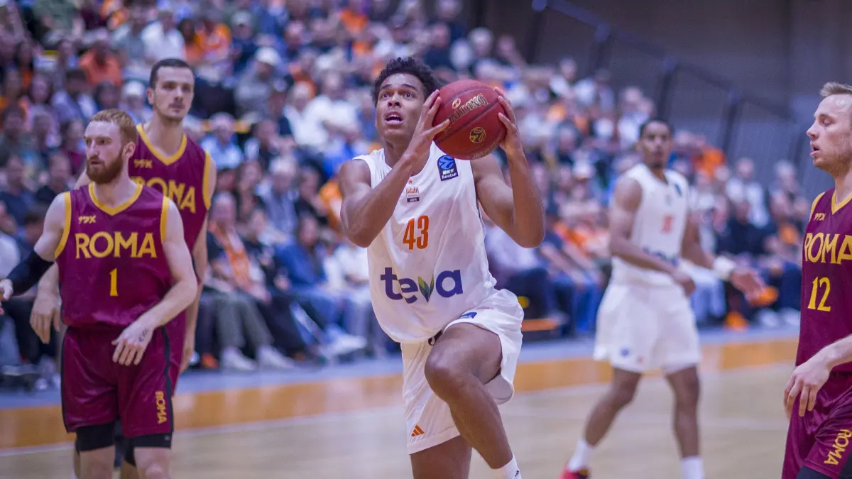 Basketball: Öffentliches Testspiel am Mittwochabend von Ratiopharm Ulm (weiß) am Orange Campus gegen BC Roma (rot)