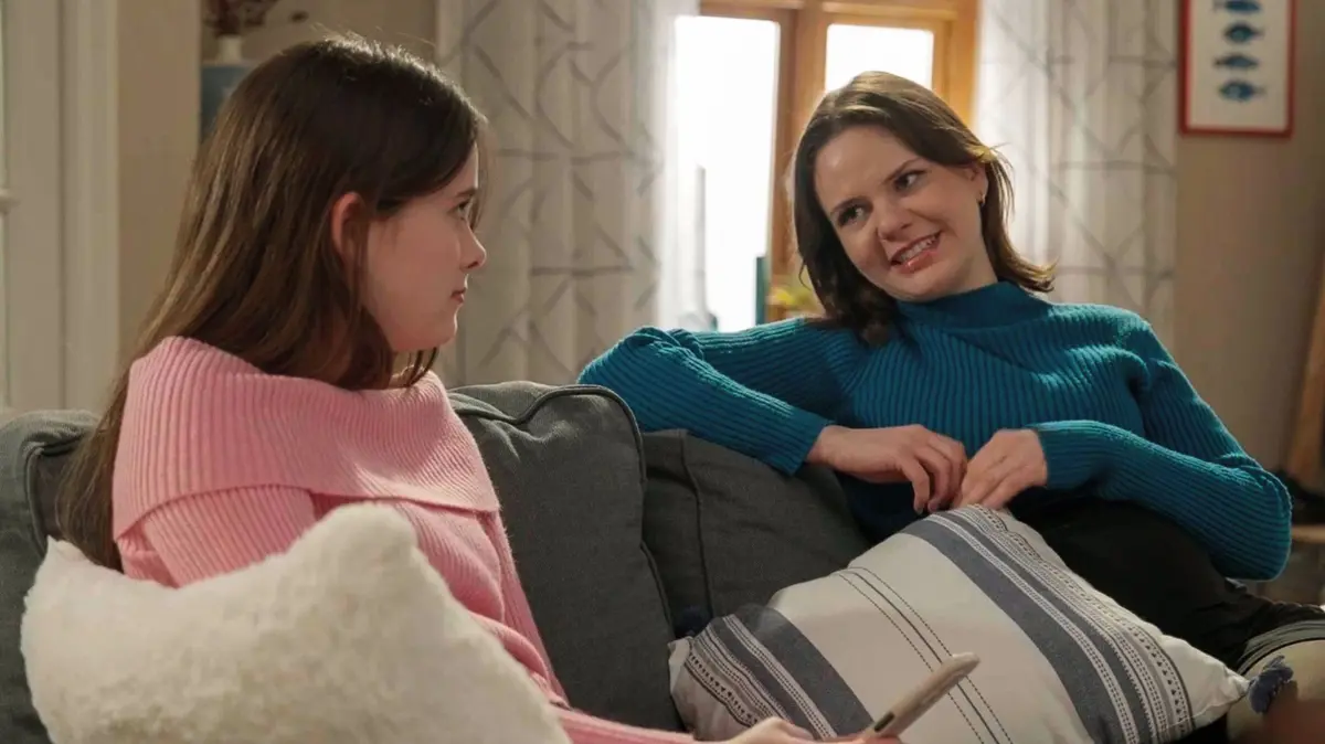 Britta bittet Jess (Juana Nagel), mit Lilly über ihre angebliche Schwangerschaft zu sprechen.