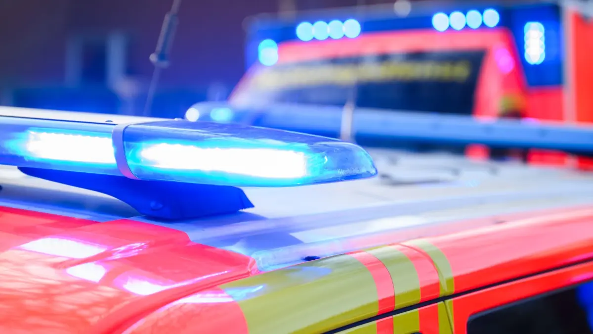 Rettungskräfte in Hamburg: ARCHIV - 03.02.2025, Niedersachsen, Hannover: Blaulichter leuchten an einer Einsatzstelle auf einem Notarzt Fahrzeug und einem Rettungswagen. (zu dpa: «65-jähriger Motorradfahrer stirbt bei Unfall») Foto: Julian Stratenschulte/dpa +++ dpa-Bildfunk +++