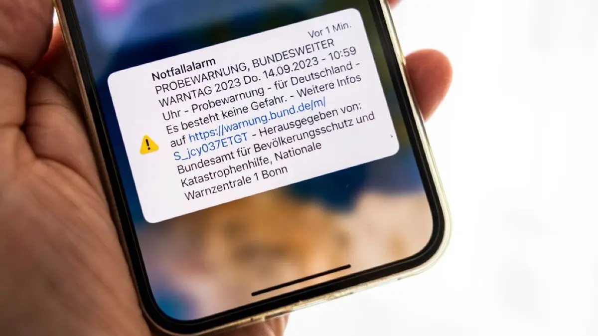 Der Probealarm wird auf einem Smartphone im Rahmen des Warntags zum Test der Warnsysteme angezeigt. Mit dem bundesweiten Warntag will die Behörde herausfinden, wie viele Menschen eine Warnung vor Gefahren im Ernstfall erreichen würde.