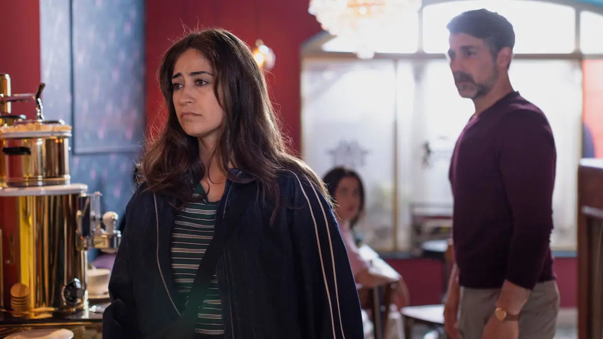 Esma (Özge Delioglan, l.) wird damit konfrontiert, dass ihre Familie ihr Urteil über Dana bereits gefällt hat. Rechts Ferhat (Harun Yildirim), hinten Sina (Valea Scalabrino)