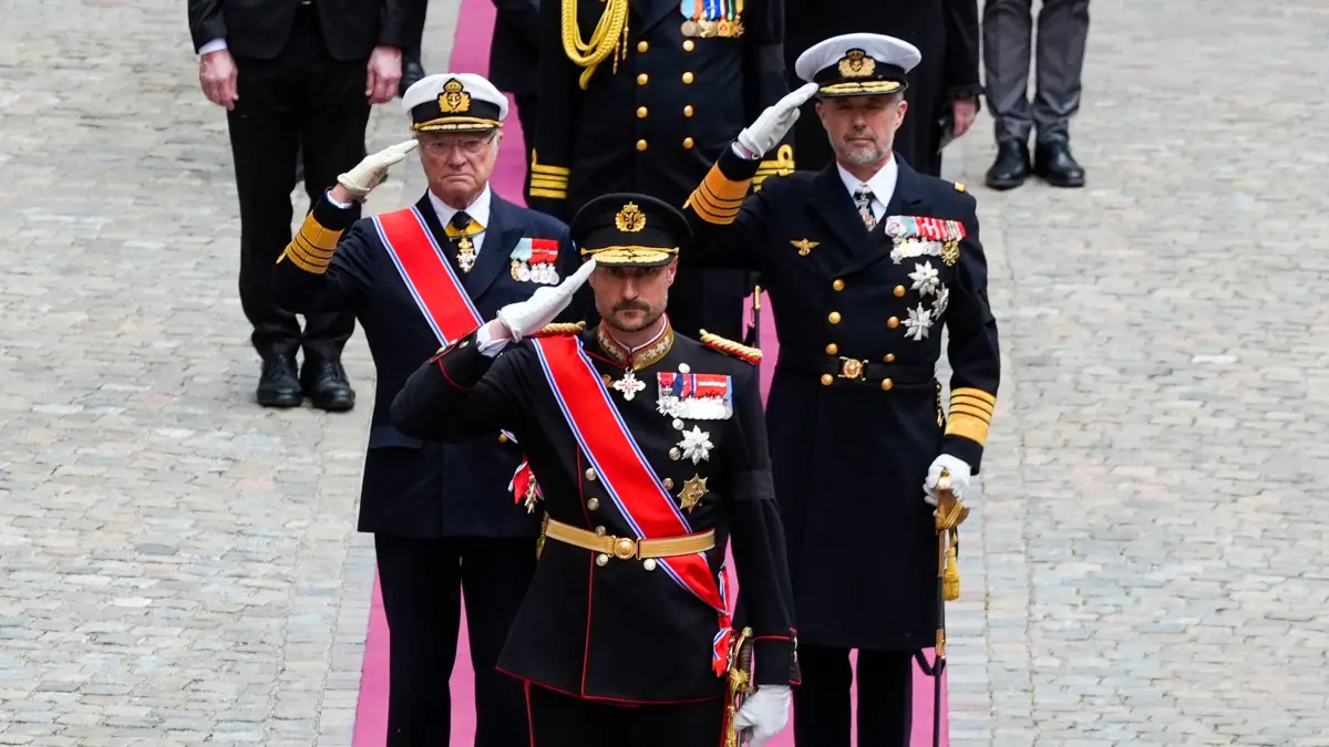 König Haakon VIII. führt nach der Trauerfeier die kleinere Prozession zur Schlosskirche auf Akershus an. Hinter ihm gehen König Carl XVI. Gustaf von Schweden und König Frederik X. von Dänemark – die einzigen ausländischen Royals, die auch an diesem zweiten Trauerzug teilnehmen.
