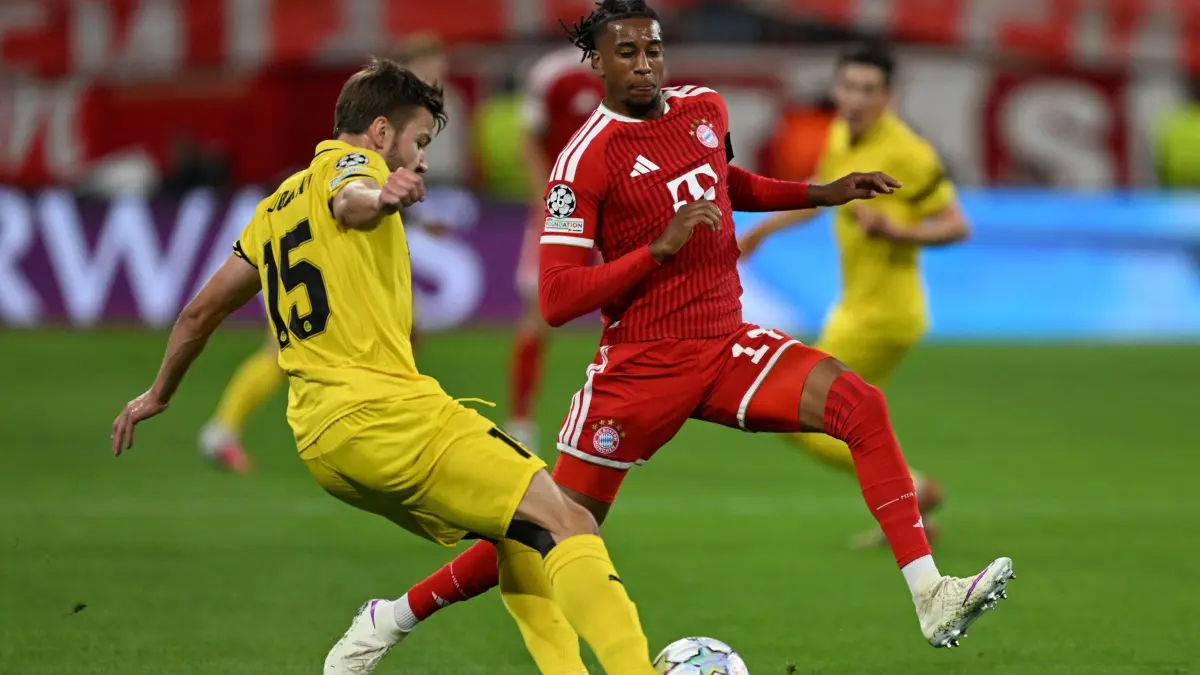 Bayern München - FK Bodö/Glimt: 10.09.2026, Bayern, München: Fußball, Männer: Champions League, Bayern München - FK Bodö/Glimt, Fredrik Björkan (FK Bodö/Glimt) und Michael Olise (r, Bayern München) kämpfen um den Ball. Foto: Sven Hoppe/dpa +++ dpa-Bildfunk +++