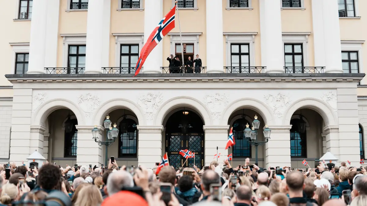 Tausende Norwegerinnen und Norweger versammeln sich vor dem Königlichen Schloss in Oslo, um der Königsfamilie nach der Beisetzung noch einmal nahe zu sein. Viele schwenken norwegische Flaggen und halten ihre Handys in die Höhe, als Haakon, Mette-Marit, Sonja, Ingrid Alexandra und Sverre Magnus auf dem Balkon erscheinen.