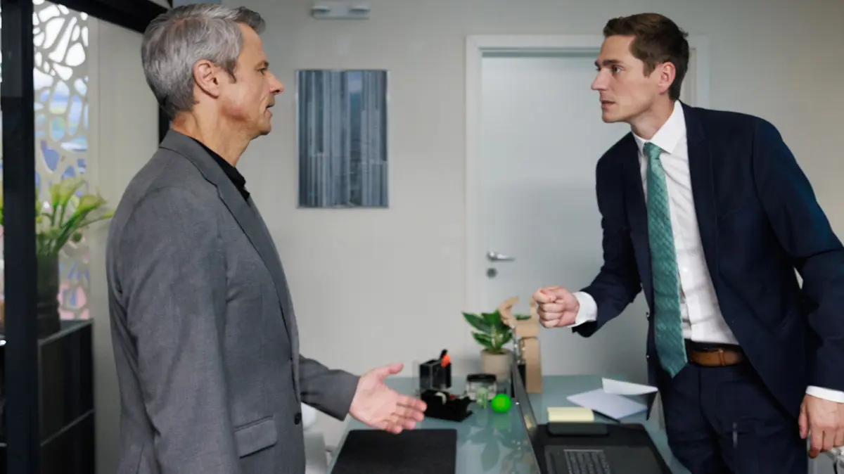 Ringo (Timothy Boldt, r.) bietet Benedikt (Jens Hajek) trotz dessen eindeutiger Oberhand die Stirn. +++