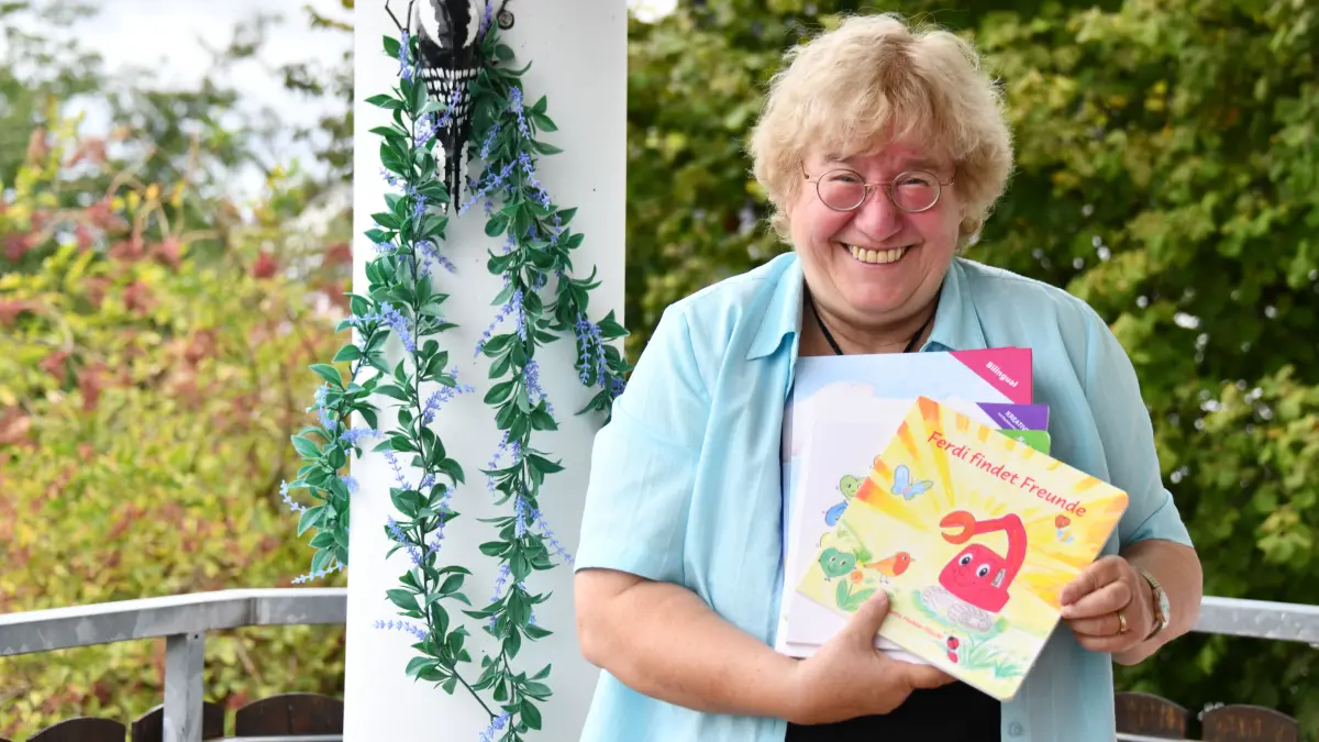 Jutta Haible-Pöschl mit einigen ihrer Werke, darunter das neueste Kinderbuch Ferdi findet Freunde.
