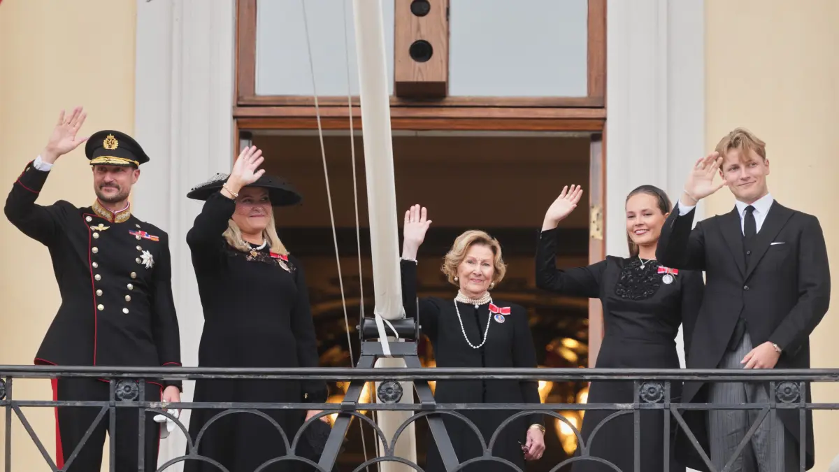 Nach der Beisetzung zeigt sich die engste Königsfamilie noch einmal gemeinsam auf dem Balkon des Schlosses: König Haakon VIII., Königin Mette-Marit, Königin Sonja, Kronprinzessin Ingrid Alexandra und Prinz Sverre Magnus winken den Menschen vor dem Palast zu.