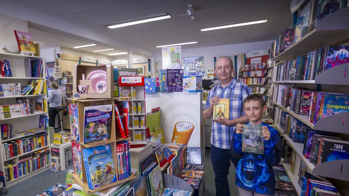 Neunjähriger und Buchhändler von Bücherwelt Senden, der 20-Jähriges feiert, teilen Fantasy-Bücherliebe