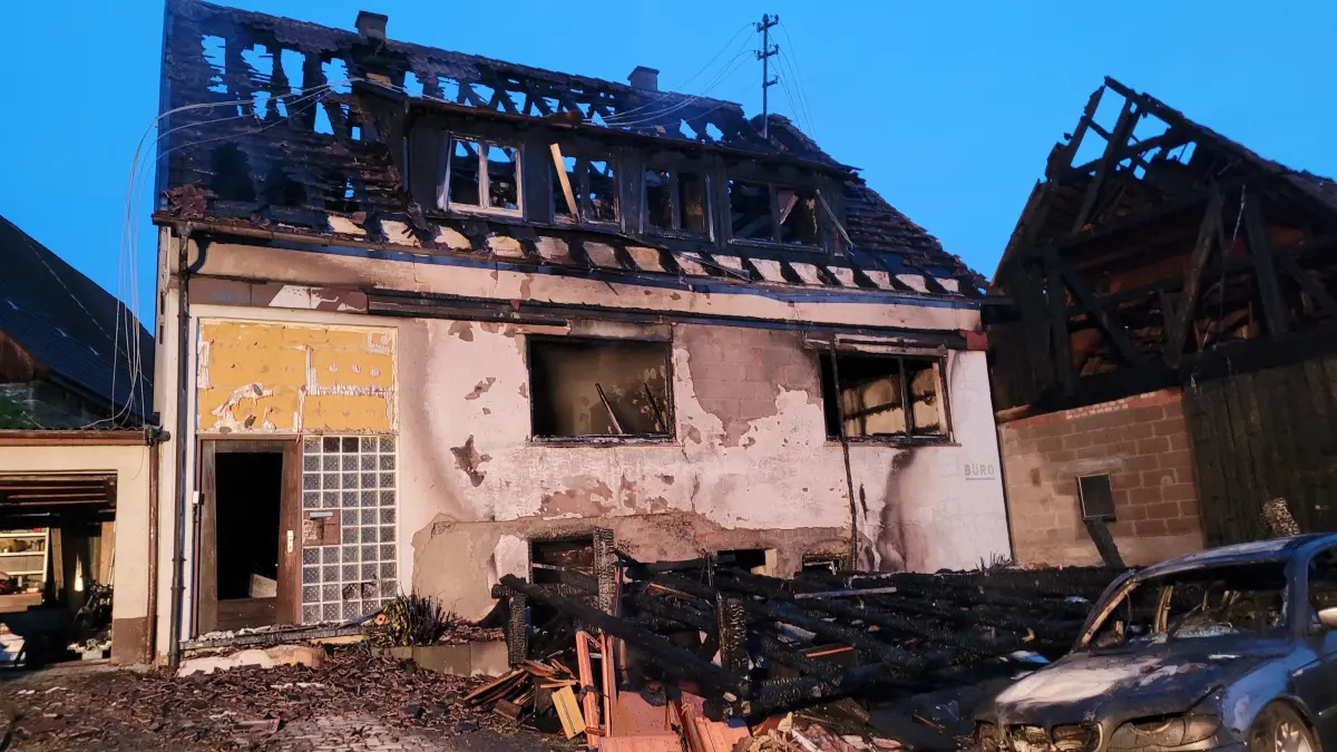 Ein Wohnhaus, zum Glück unbewohnt, die Scheune und ein Auto sind von den Flammen stark zerstört worden.
