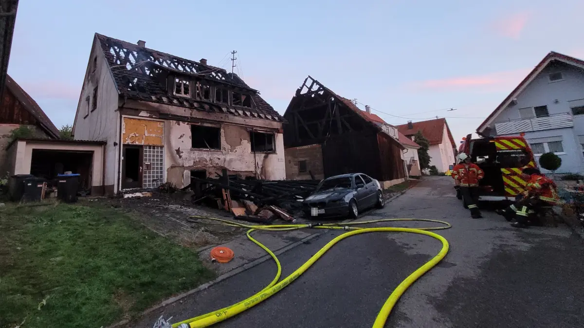 Nächtlicher Großeinsatz für die Feuerwehr in Crailsheim: 60 Feuerwehrleute haben in der Nacht auf Donnerstag einen Scheunenbrand bekämpft.
