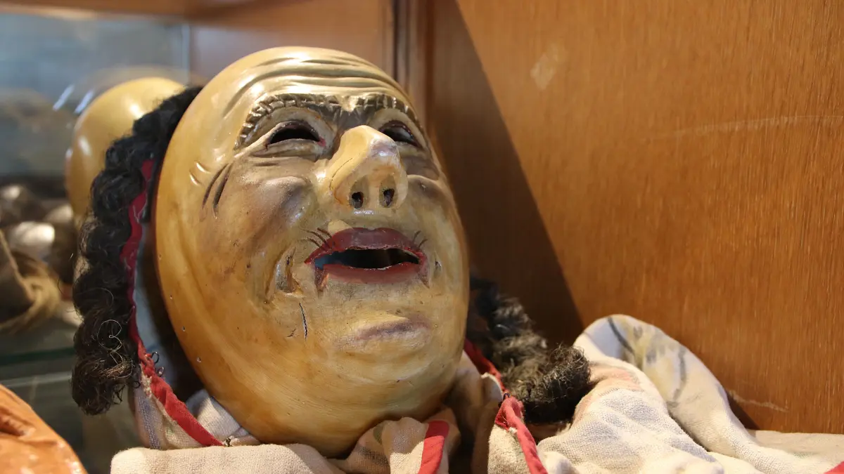 Die Maske stammt um das Jahr 1930. Johann Kleindienst brachte die Holzlarve aus der Fasnetshochburg Villingen-Schwenningen mit.