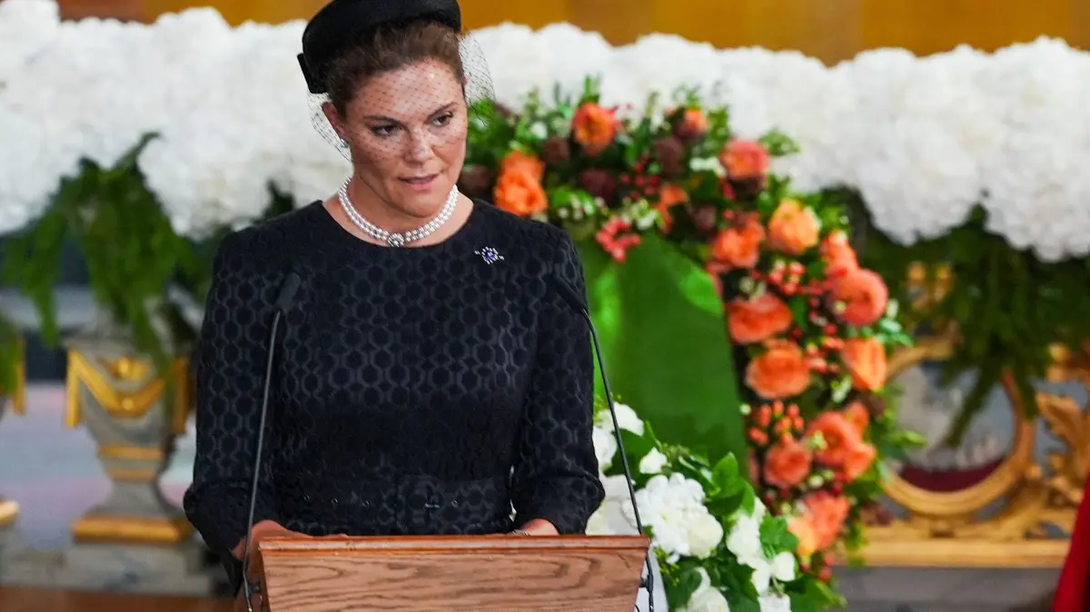 Kronprinzessin Victoria von Schweden spricht während der Trauerfeier im Osloer Dom das sogenannte Gebet des heiligen Franziskus – einen Text über Frieden, Vergebung und Hoffnung, den sie bereits bei der Hochzeit von König Haakon und Königin Mette-Marit gelesen hatte.
