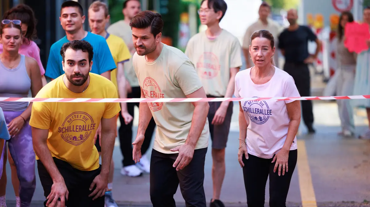 Ute (Isabell Hertel) will trotz ihrer Verletzung für die gute Sache beim heimlichen Protestlauf mit Baris (Metehan Demiröz, l.), Paco (Milos Vukovic) und den anderen mitlaufen.