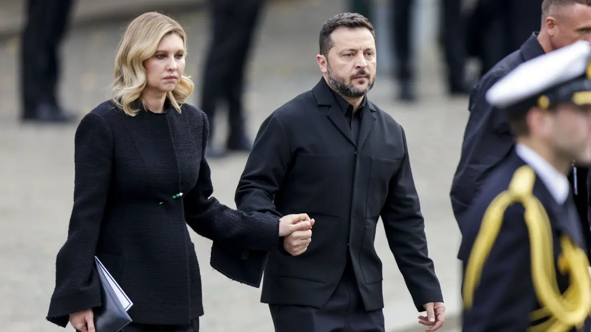 Der ukrainische Präsident Wolodymyr Selenskyj nimmt gemeinsam mit seiner Frau Olena Selenska an der Trauerfeier für König Harald V. in Oslo teil. Hand in Hand reiht sich das Paar unter die internationalen Staatsgäste ein.