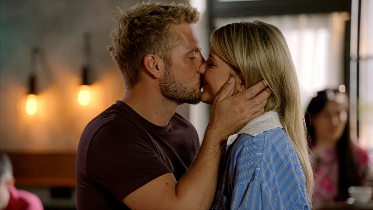 Paul (Niklas Osterloh) und Alicia (Josefin Bressel) suchen bei GZSZ nach einer Wohnung.