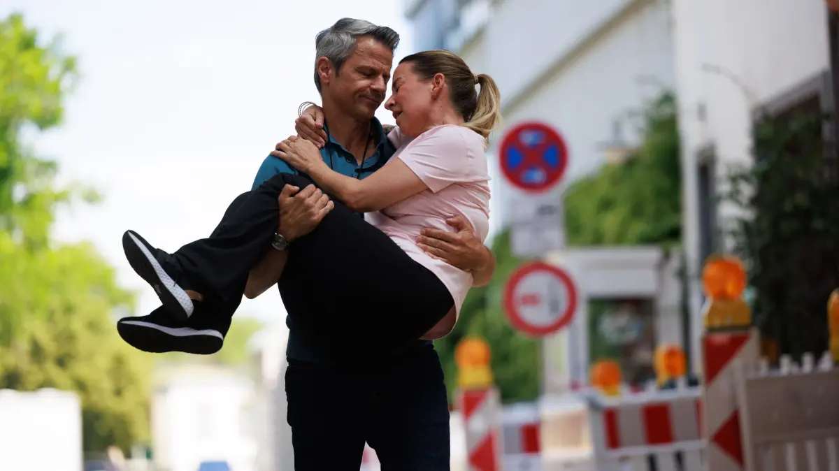 Ute (Isabell Hertel) ist gerührt, als Benedikt (Jens Hajek) für ihren Sieg kurzzeitig die Seiten wechselt.