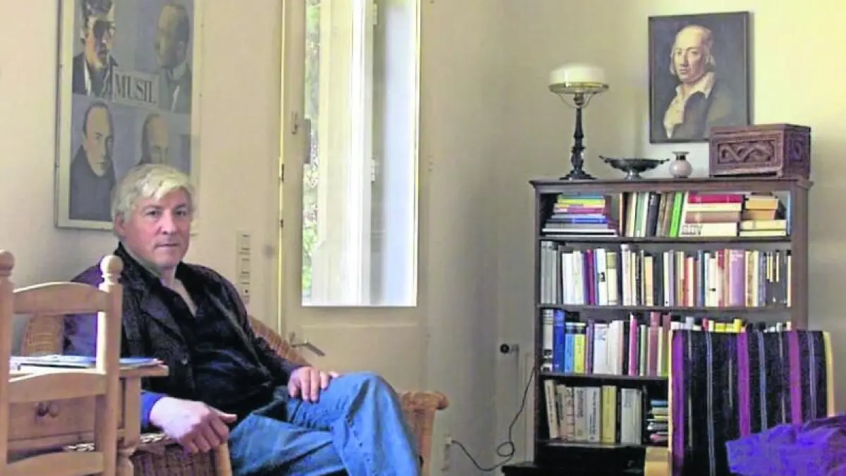 Karl Corino 2013 in seiner Wohnung in der Biesingerstraße.