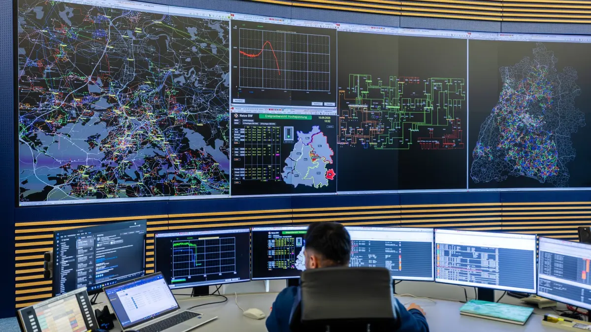 Landesregierung will Netzausbau beschleunigen: 10.09.2025, Baden-Württemberg, Esslingen: Ein Mitarbeiter arbeitet in der Hochspannungs-Leitstelle (HS-Leistelle) der Netze BW GmbH. Nach Angriffen auf Energieanlagen plant Baden-Württemberg kurzfristige Maßnahmen, um die Infrastruktur widerstandsfähiger zu machen. Der Netzbetreiber Netze BW gibt bei einer PK und Führung Einblicke in Überwachung, Steuerung und Krisenvorsorge im Stromnetz Baden-Württembergs. U.a. soll der Ablauf eines «typischen Störfalls» dargestellt werden. (zu dpa: «So will Baden-Württemberg seine Stromnetze sicherer machen») Foto: Christoph Schmidt/dpa +++ dpa-Bildfunk +++
