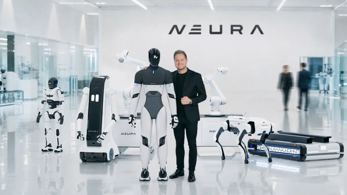 David Reger mit dem Robotermodell 4NE1.
