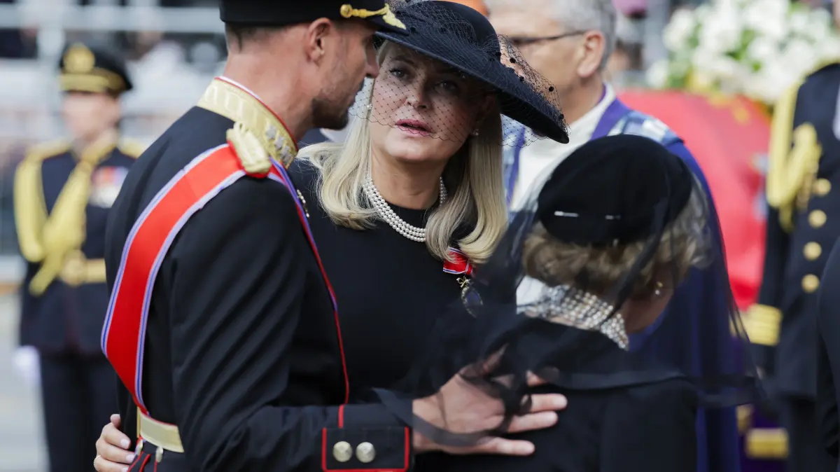 König Haakon VIII. sucht im Kreis seiner Familie Halt: Gemeinsam mit Königin Mette-Marit und Königin Sonja nimmt er Abschied von König Harald V. – ein stiller, persönlicher Moment inmitten der offiziellen Trauerfeier.