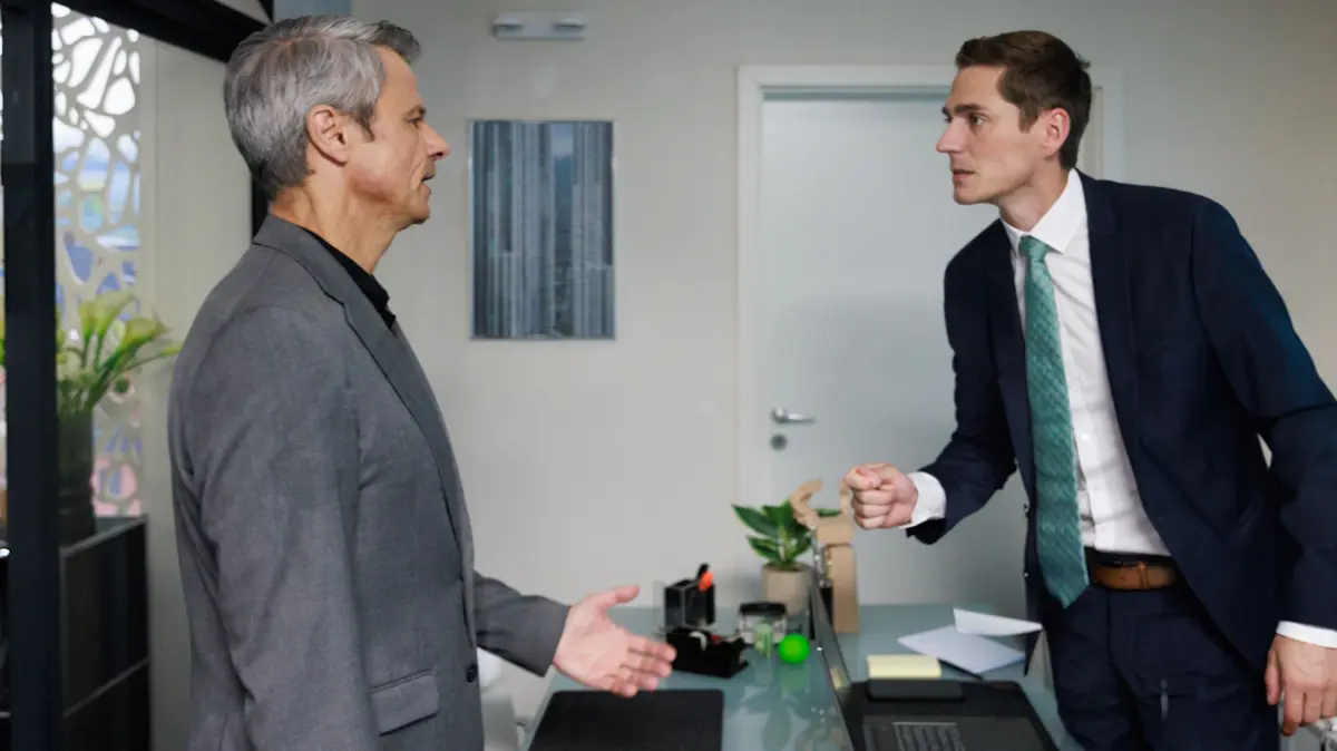 Ringo (Timothy Boldt, r.) bietet Benedikt (Jens Hajek) trotz dessen eindeutiger Oberhand die Stirn.