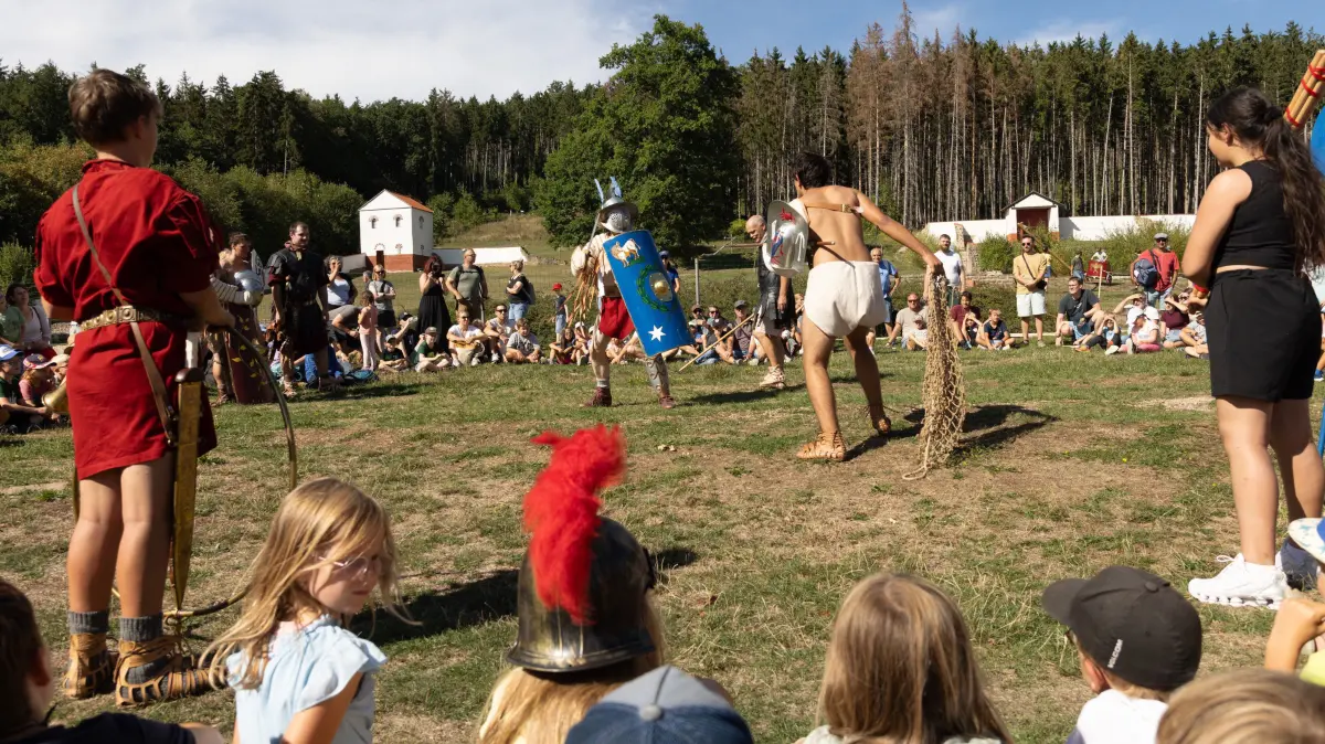 Man muss vor allem den jüngeren Besuchern eine gute Show bieten: Beim Kindererlebnistag im Römischen Freilichtmuseum Stein waren die Gladiatoren los.