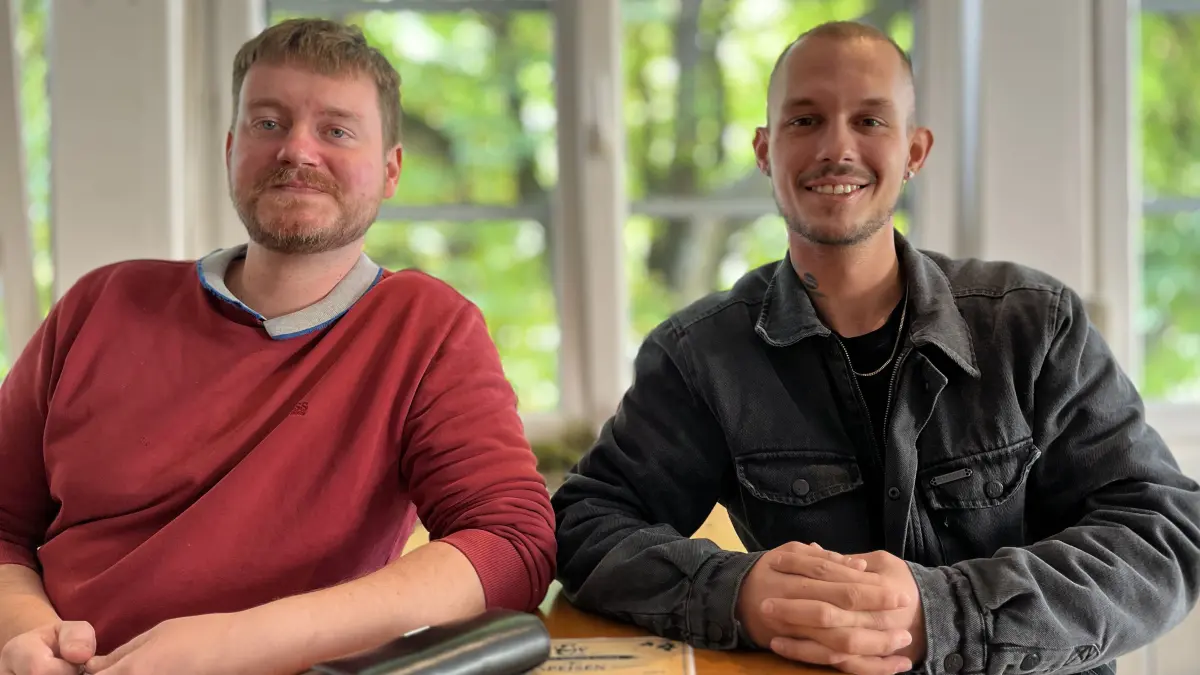 Tom Luis Nerlich (links) und Valentin Duffner haben die Räume der ehemaligen Pizzeria Da Ciro in der Rottenburger Bahnhofstraße gepachtet und eine schwäbisches Pop-up-Wirtschaft namens Kaiserbesen eröffnet