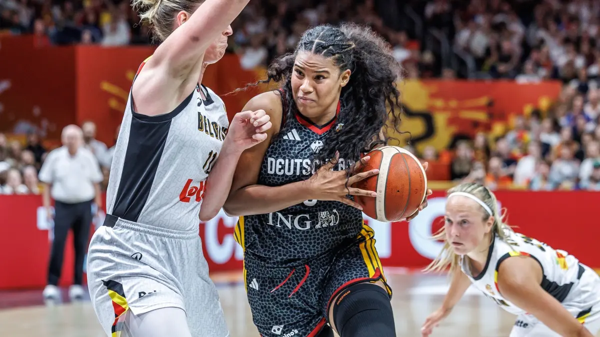 Belgien - Deutschland: 10.09.2026, Berlin: Basketball, Frauen: WM, Belgien - Deutschland, K.o.-Runde, Viertelfinale. Emma Meesseman (l, Belgien) kämpft gegen Nyara Sabally (r, Deutschland) um den Ball. (zu dpa: «Sieg gegen Europameister: Basketballerinnen im WM-Rausch») Foto: Andreas Gora/dpa +++ dpa-Bildfunk +++
